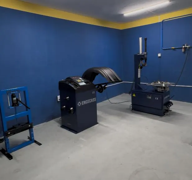 Setor de pneus com balanceadora e montadora